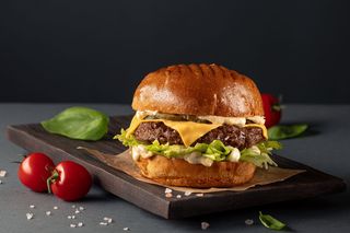 Бургер з яловичою котлетою та соусом Дор Блю