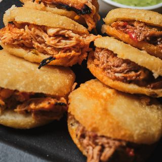 Arepitas fritas venezolana rellenos de carne mechada  (6uds.)