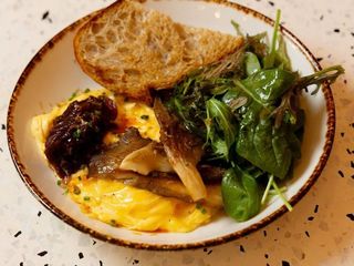 Folded eggs z grillowanymi boczniakami, truflą i konfiturą cebulową (320g)