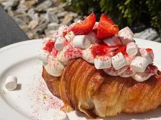Полуничний круасан (180g)