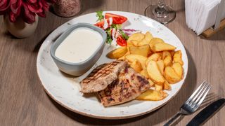 COTLET DE PORC CU CARTOFI WEDGES SI SOS DE GORGONZOLA