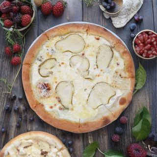 Піца 5 сирів з грушею (550г)