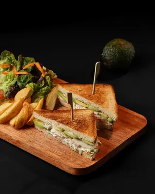 Sandwich club poulet avocat