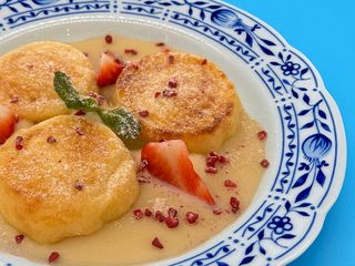 Сирники з апельсиновою цедрою та сезонними фруктами (250g)