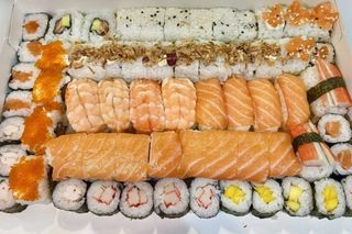 41. Uramaki de Salmão, Abacate e Cebola Frita