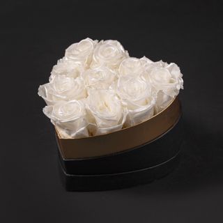 Caja corazón con rosas eternas blanco perla (12-10 aprx)