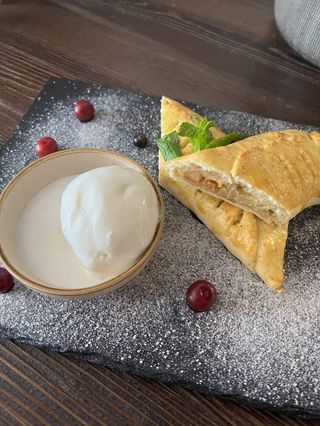 Яблочный штрудель с мороженым