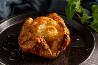 Cesta de queijo de cabra com mel