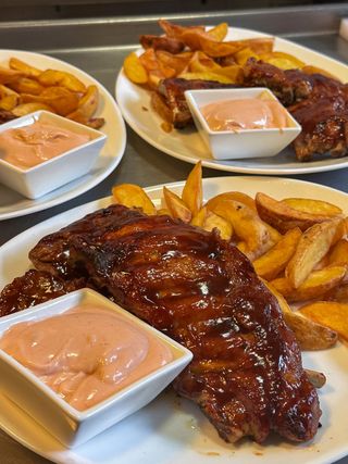 Coaste de porc la cuptor cu cartofi aurii