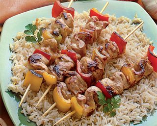 Spiedini di pollo alla griglia con riso basmati