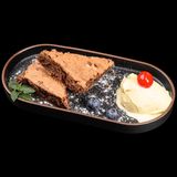 Шоколадово брауни със сладолед (150г)