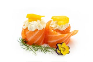 Gunkan salmone mango