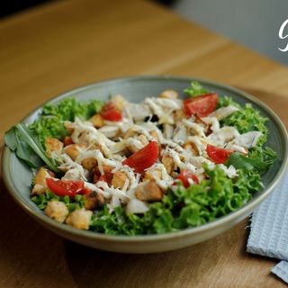 Salata ceasar cu pui