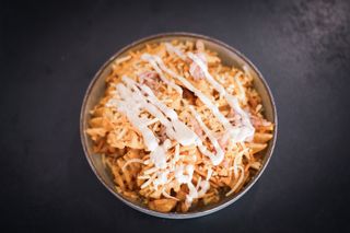 Ración de bacon cheese fries horno