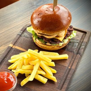 Бургер соковитий з яловичиною