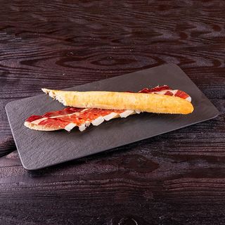 Bocadillo Bernardo a cuchillo.