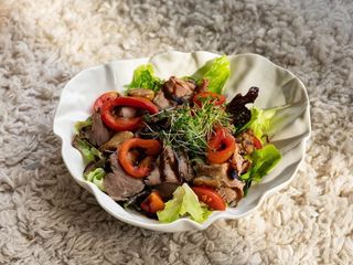 Салат з ростбіфом, білими грибами та печеною паприкою (210g)