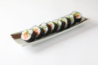 Futomaki De Salmón, Aguacate Y Pepino (8 Uds.)