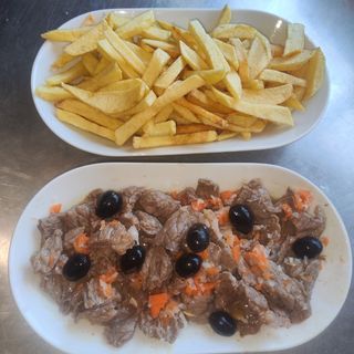 Pica pau de vaca + batatas fritas em palitos