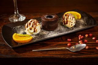 Lava cake cu inghetata de vanilie  si topping de ciocolata