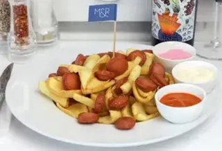 Patate con würstel