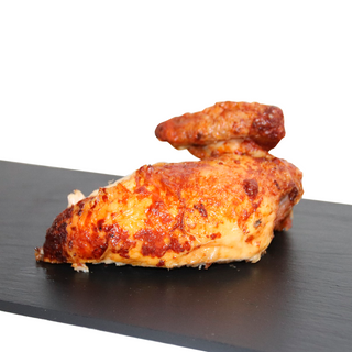 1/4 de pollo con patatas fritas y una salsa