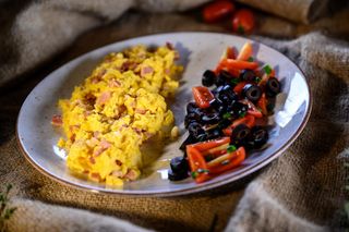 Бъркани яйца с моцарела, бекон и чери домати с маслини (300г)