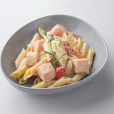 Пенне с лососем под сливочным соусом 