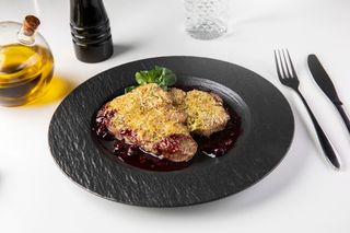 Muşchi de porc în crustă de ierburi aromate