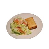 ensalada china con rollo de primavera