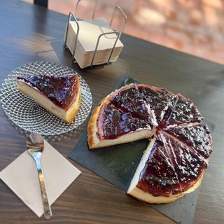 Tarta De Queso Con Mermelada De Arándanos (Porción)