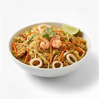 Kottu indiappam con roti spezzato e frutti di mare