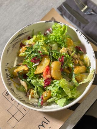 Теплий салат з куркою та печерицями