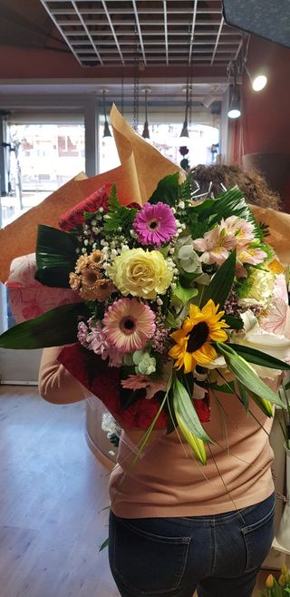 Mazzo di fiori misti sviluppato in larghezza