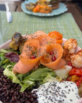 Bowl di salmone selvaggio