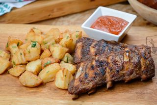 Coaste de porc la gratar cu sos barbeque