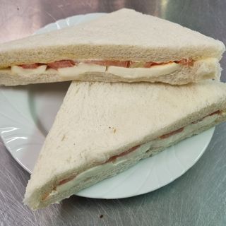 tramezzino con mozzarella e pomodoro
