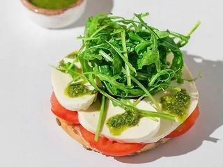 Бейгл з моцарелою та соусом песто (250г)