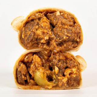 Empanada de carne argentina cortada a cuchillo