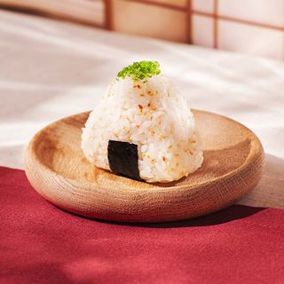 Онигири с тунцом