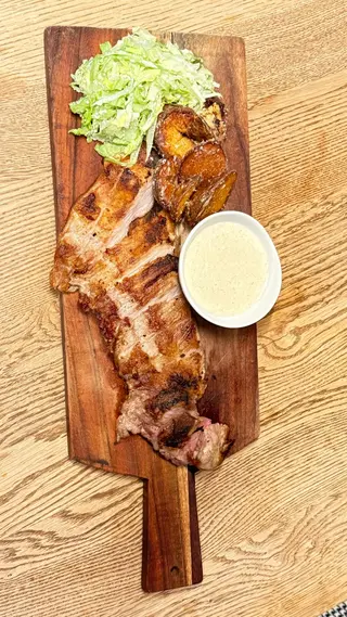 Secreto iberico cu cartofi noi cu parmezan și usturoi și salată