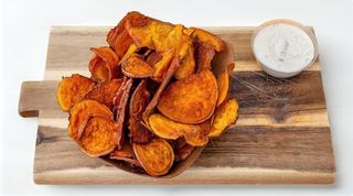 Čips od batata s umakom