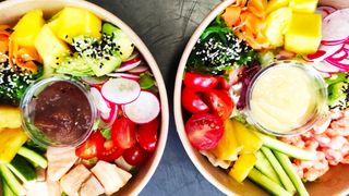 Greek Poke Bowl z gyrosem, fetą i warzywami