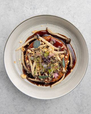 "Steak"de țelină teriyaki cu alune de pădure prăjite și ciuperci