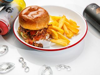 Бургер з рваною яловичиною