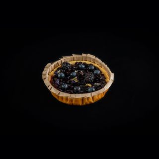 Dolce Tarta Rulo De Cabra Con Mermelada De Arándanos Y Moras