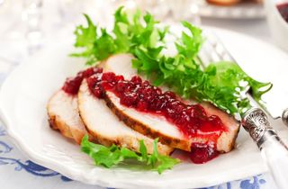 Pureći medaljoni u umaku od brusnica  sa rižom i kruhom