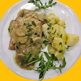 Svinjska šnicla u sosu od šampinjona sa prilogom