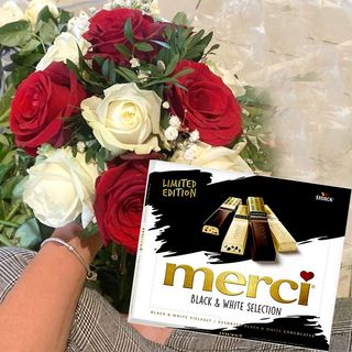 Bouquet de fleur avec chocolat merci
