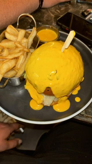 Kings cedar burger cu cartofi dippers si sos